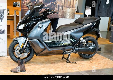 Bordeaux , Aquitaine / Francia - 02 11 2020 : BMW C evolution scooter elettrico moto in showroom concessionaria Foto Stock