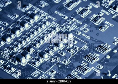 Scheda di primo piano con microchip di un apparecchio elettrico o di un computer. Concetto di tecnologia moderna. Concetto di elettronica e microchip Foto Stock