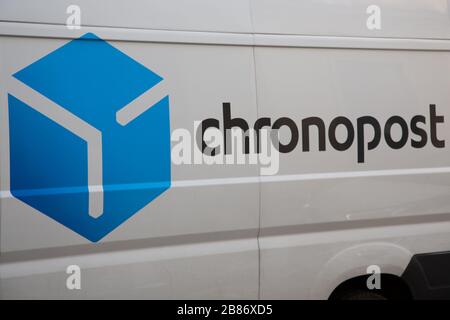 Bordeaux , Aquitaine / Francia - 11 25 2019 : Chronopost consegna furgone segno logo posta trasporto francese corriere Foto Stock