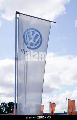 Bordeaux , Aquitaine / Francia - 09 30 2019 : segno negozio Volkswagen bandiera vw in vento in dieselgate Foto Stock