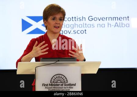 Il primo ministro scozzese Nicola Sturgeon ha parlato durante un briefing sul coronavirus a Edimburgo, mentre il numero dei morti di coronavirus nel Regno Unito ha raggiunto le 144 alle 13.00 di giovedì. Foto Stock