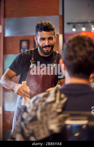 Processo di rasatura delle barba nel Barbershop. Il padrone fa radere il cliente la sua barba con il rasoio diritto vintage. Lavoro nel Barbiere negozio, il processo di Foto Stock