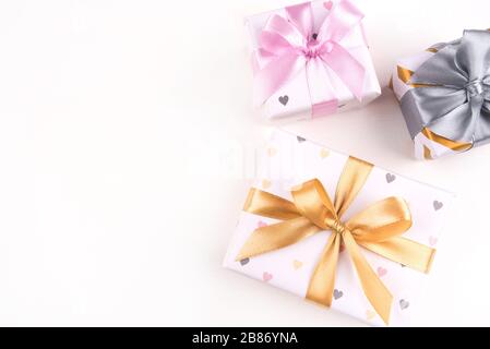 Tre confezioni regalo con archi su sfondo bianco. Foto Stock