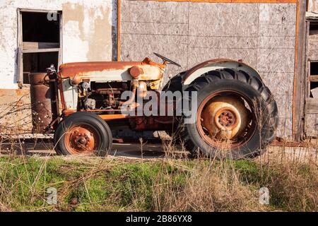 Vecchio trattore Rusty in Oklahoma Foto Stock