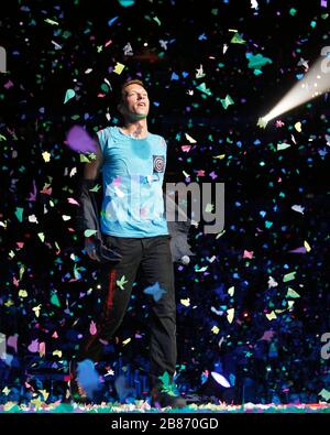 Chris Martin, frontman di Coldplay, si esibisce con il resto della band all'American Airlines Arena di Miami, Florida. Foto Stock