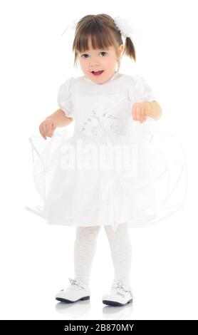 Ragazza che posa in abito bianco e scarpe, guardando la macchina fotografica, foto a tutta lunghezza. Isolato su sfondo bianco Foto Stock