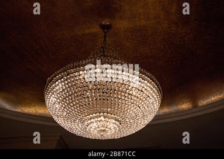 Elegante lampadario in stile classico decorato con scintillanti pendenti a forma di diamante che assommano a gioielli. Splendida lampada a sospensione appesa al soffitto. Foto Stock