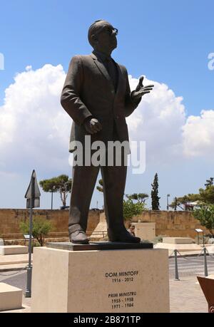Valletta. Malta. Città vecchia. La statua di bronzo del compianto Dom Mintoff, politico, ex primo Ministro di Malta in Piazza della Castiglia. Foto Stock