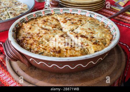 Torta di patate con verdure e formaggio. Piatto nazionale bulgaro Foto Stock