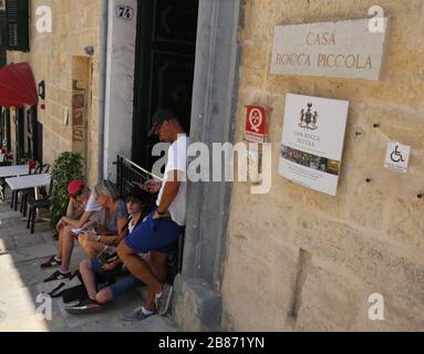Valletta. Malta. Città vecchia. I turisti che riposano sulla tregua di Casa Rocca piccola, il museo istituito presso il palazzo della nobile famiglia. Foto Stock