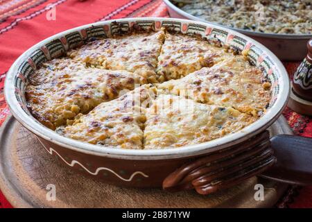 Torta di patate con verdure e formaggio. Piatto nazionale bulgaro Foto Stock