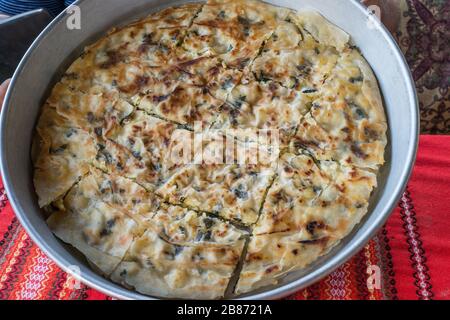 Torta di patate con verdure e formaggio. Piatto nazionale bulgaro Foto Stock