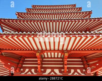 Molte strisce dal basso della pagoda Foto Stock