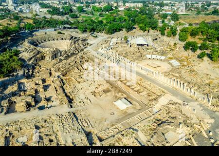 Veduta aerea delle estese rovine romane dell'antico Beit Shean nel Nord Israele con anfiteatro parzialmente restaurato Foto Stock