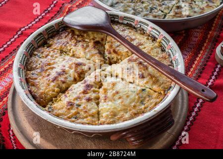 Torta di patate con verdure e formaggio. Piatto nazionale bulgaro Foto Stock