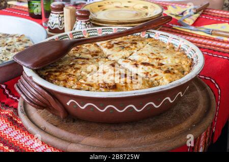 Torta di patate con verdure e formaggio. Piatto nazionale bulgaro Foto Stock