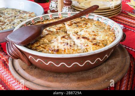 Torta di patate con verdure e formaggio. Piatto nazionale bulgaro Foto Stock