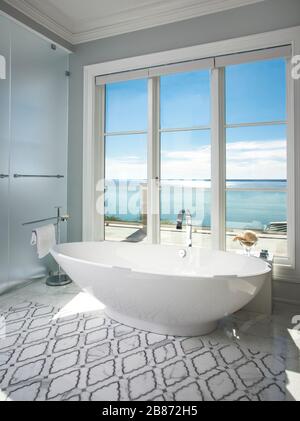 Grande bagno Master contemporaneo Foto Stock