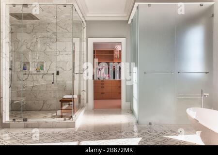 Grande bagno Master contemporaneo Foto Stock