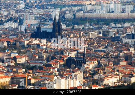 Veduta aerea di Clermont-Ferrand con la Cattedrale e Notre Dame du Port chiesa. Sullo sfondo la 'Muraille de Chine'. Auvergne, Francia Foto Stock