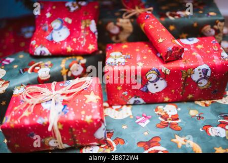 Mucchio di regali di Natale colorati sotto l'albero Foto Stock