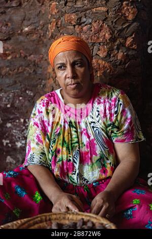 Essaouria, Marocco - Settembre 2017: Donna che lavora in argon olio cooperativa - Ritratto luce naturale Foto Stock