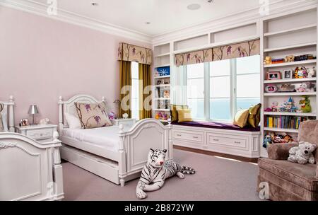 Camera da letto interno di casa con armadi a incasso su entrambi i lati del  letto Foto stock - Alamy