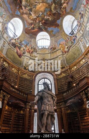 Biblioteca Nazionale austriaca Sala di Stato (barocco, 1730, Prunksaal), Vienna, Austria. Situato nell'ala Neue Burg del Hofburg. Bella pittura Foto Stock