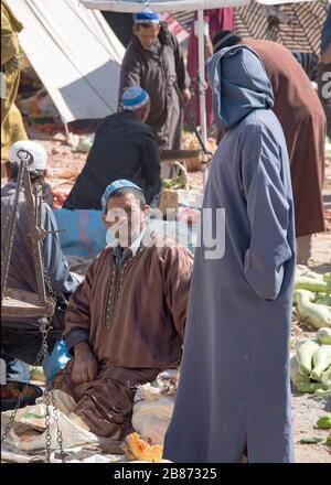 Essaouria, Marocco - Settembre 2017: Un contadino siede waitnig per vendere i suoi prodotti al mercato aperto settimanale berbero al di fuori di Essaouira in Marocco. Donne ra Foto Stock