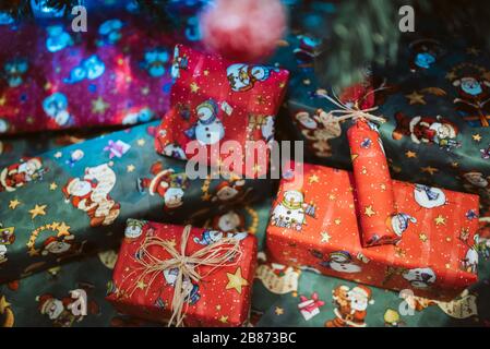 Mucchio di regali di Natale colorati sotto l'albero Foto Stock