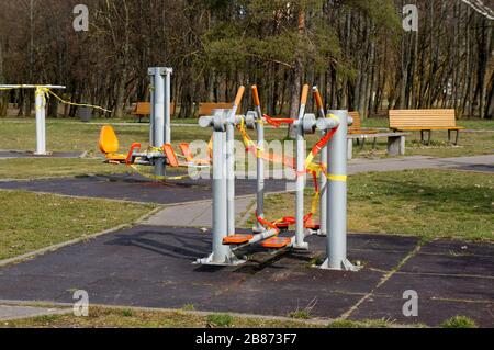 A causa della quarantena annunciata, sono vietati i parchi giochi per bambini e i campi sportivi. COVID-19 Foto Stock