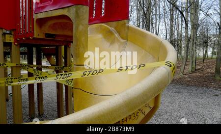 A causa della quarantena annunciata, sono vietati i parchi giochi per bambini e i campi sportivi. COVID-19 Foto Stock