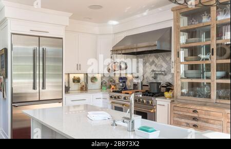 Cucina in stile cottage moderno Foto Stock