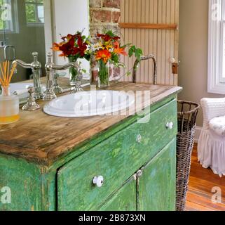 Cottage, bagno in stile country Foto Stock