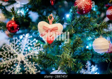 Dettaglio albero di Natale con palline di decorazione rosse e bianche Foto Stock