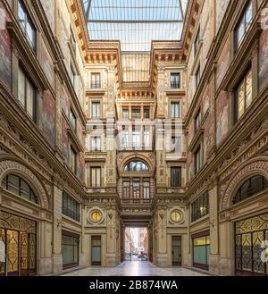 Passaggio coperto della Galleria Sciarra, decorata in stile Liberty con dipinti allegorici, nel quartiere Trevi di Roma Foto Stock