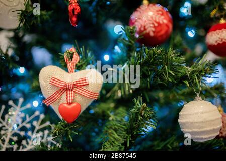 Dettaglio albero di Natale con palline di decorazione rosse e bianche Foto Stock