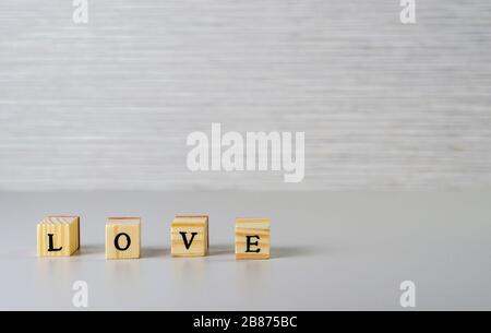 parola amore fatto di lettere su cubi di legno Foto Stock