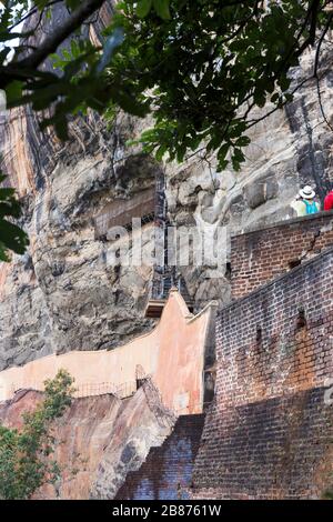 Turisti sulle scale della fortezza rocciosa di Sigiriya, provincia centrale, Sri Lanka, Asia. Foto Stock