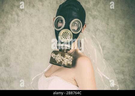 Cyberpunk sposa in abito velato e maschera gas protettivo e velo