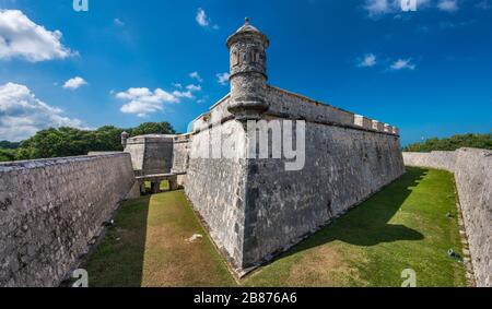 Bartizan al muro difensivo sopra fossato asciutto a Fuerte de San Miguel in Campeche, penisola dello Yucatan, Messico Foto Stock