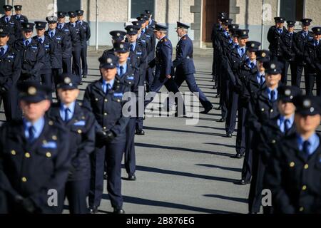 Il commissario Drew Harris e il sovrintendente capo Pat Murray ispezionano il nuovo Gardai nel 319 durante una cerimonia di attestazione presso il Garda Training College di Templemore, Co Tipperary. La nuova polizia irlandese sarà dislocata nelle stazioni a livello nazionale per contribuire a rispondere alla crisi del Covid-19. Foto Stock