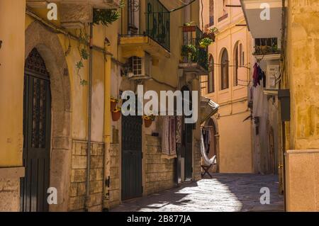 BARI, ITALIA - 20 FEBBRAIO 2020: Strada stretta decorata con piante e fiori Foto Stock