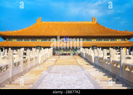 Pechino, Cina - 9 2020 gennaio: Drago e nuvole incise sulla scala principale di Taihedian (Sala dell'armonia Suprema) nella Città Proibita Foto Stock