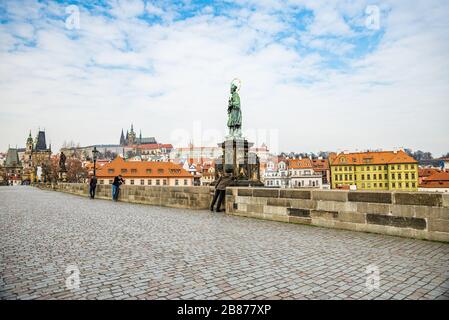 Praga, repubblica Ceca - 19 marzo 2020. Ponte Carlo senza turista durante il divieto di viaggio Covid-19 Foto Stock