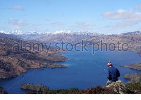 Trossachs, Scozia, Regno Unito. 20 marzo 2020. Ammirando la vista dalla cima di ben A'an guardando verso il basso Loch Katrine e le montagne innevate in una giornata di sole limpida. Credit: Craig Brown/Alamy Live News Foto Stock