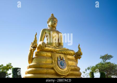 Buddha d'oro vicino al Grande Buddha a Phuket, Thailandia. Foto Stock