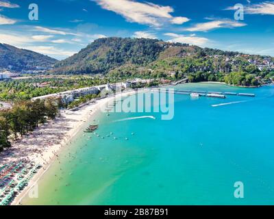 Vista aerea con drone. Turisti alla spiaggia di Patong a Phuket Island, Thailandia. Bellissimo paesaggio Hat Patong Beach. Foto Stock