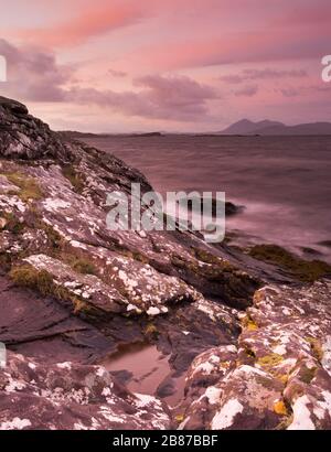 Il litorale roccioso sulla penisola di Applecross nelle Highlands occidentali della Scozia, Gran Bretagna. Foto Stock