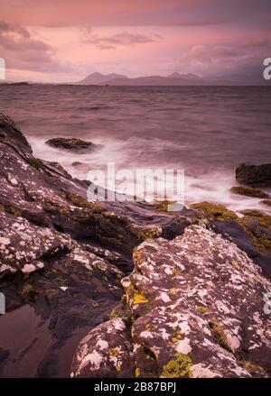 Il litorale roccioso sulla penisola di Applecross nelle Highlands occidentali della Scozia, Gran Bretagna. Foto Stock